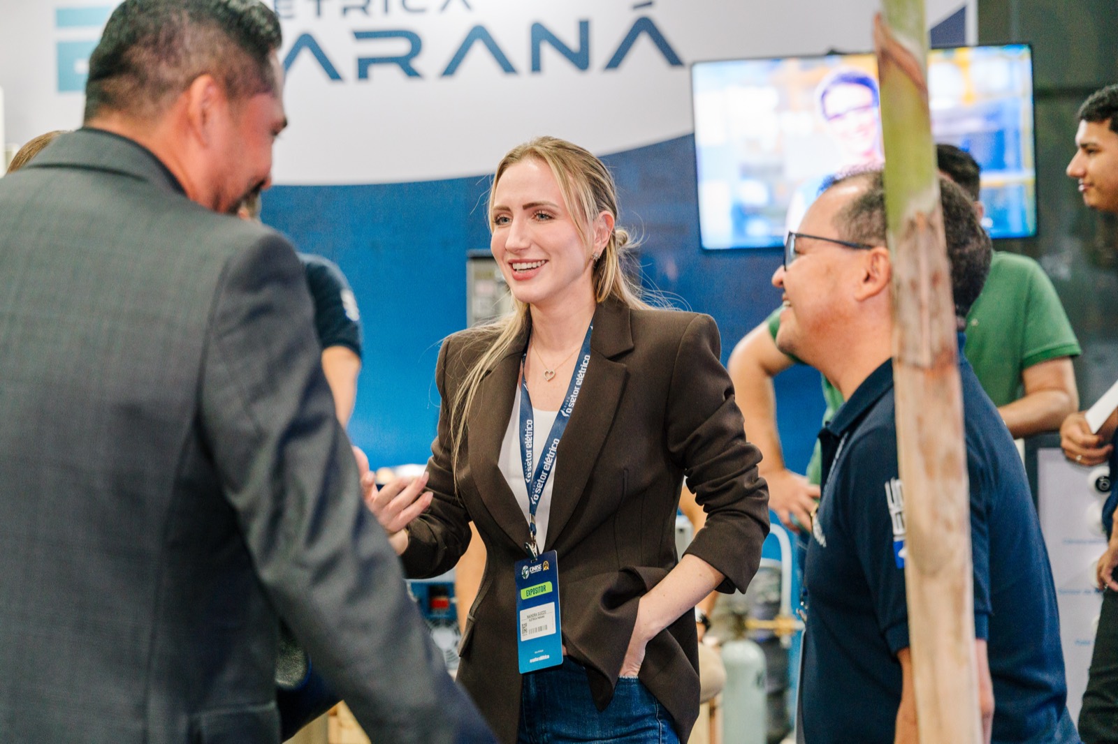 Equipe comercial da Elétrica Paraná conversando com visitantes em evento
