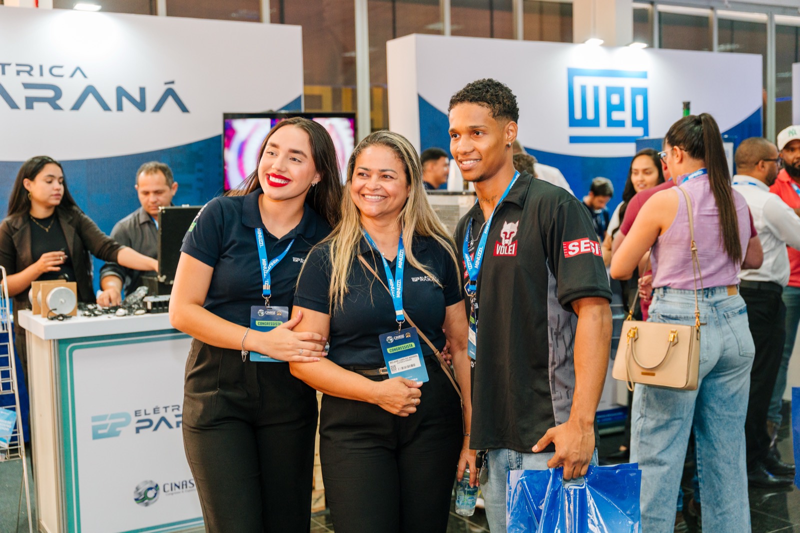 Colaboradoras da Elétrica Paraná recebendo clientes em feira do setor elétrico
