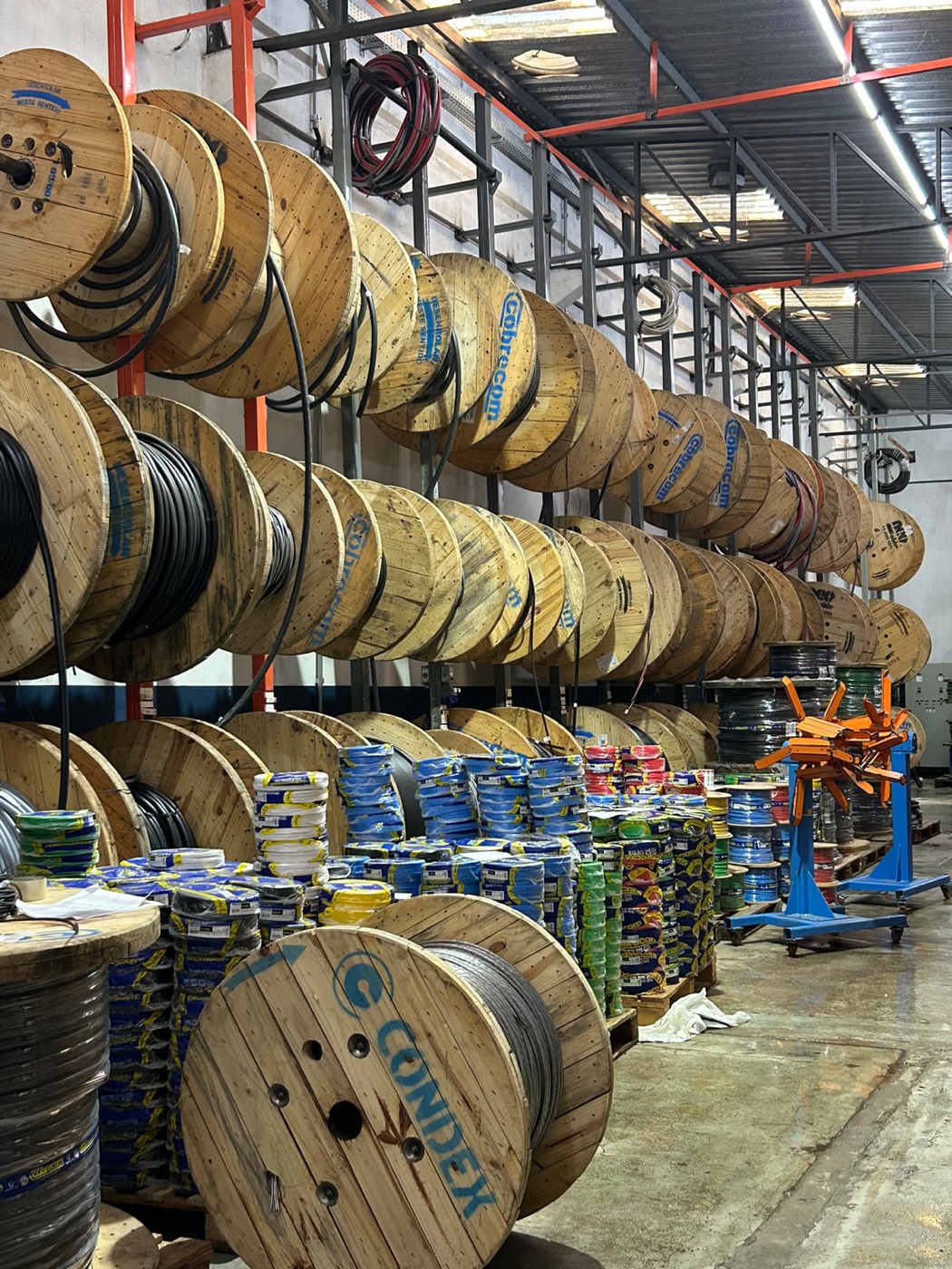 Estoque de bobinas de cabos elétricos no centro de distribuição da Elétrica Paraná