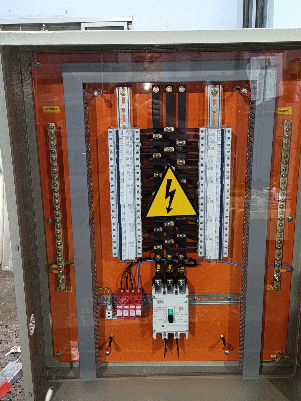 Quadro de distribuição elétrica montado pela engenharia da Elétrica Paraná