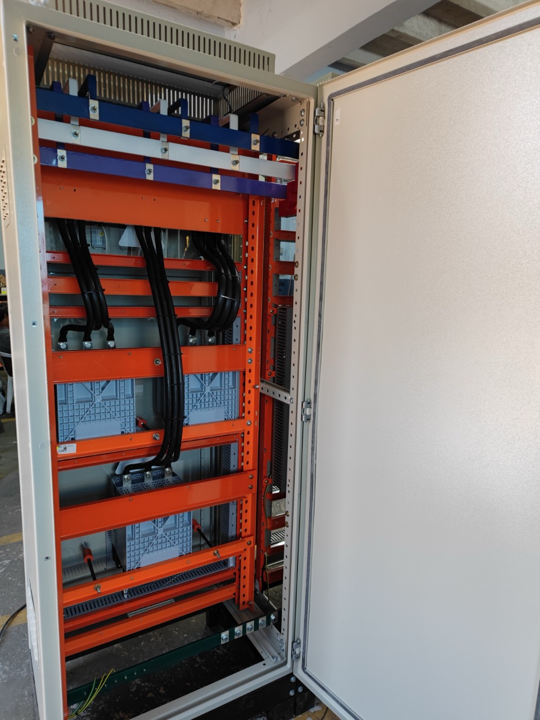 Quadro de distribuição elétrica em montagem na engenharia da Elétrica Paraná