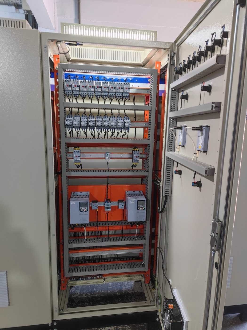Painel de automação com inversores de frequência montado pela Elétrica Paraná