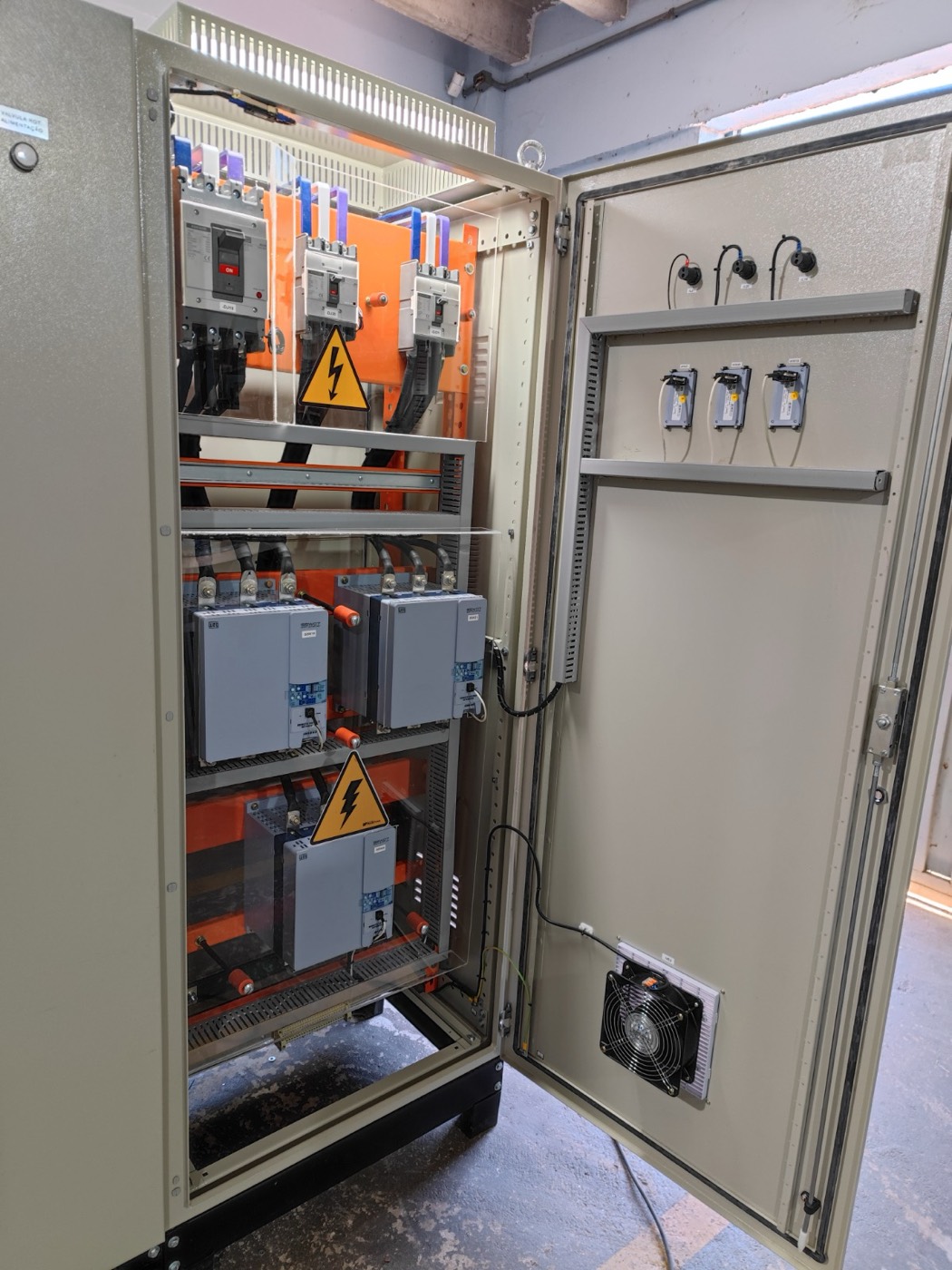 Painel elétrico com soft-starters montado pela Elétrica Paraná