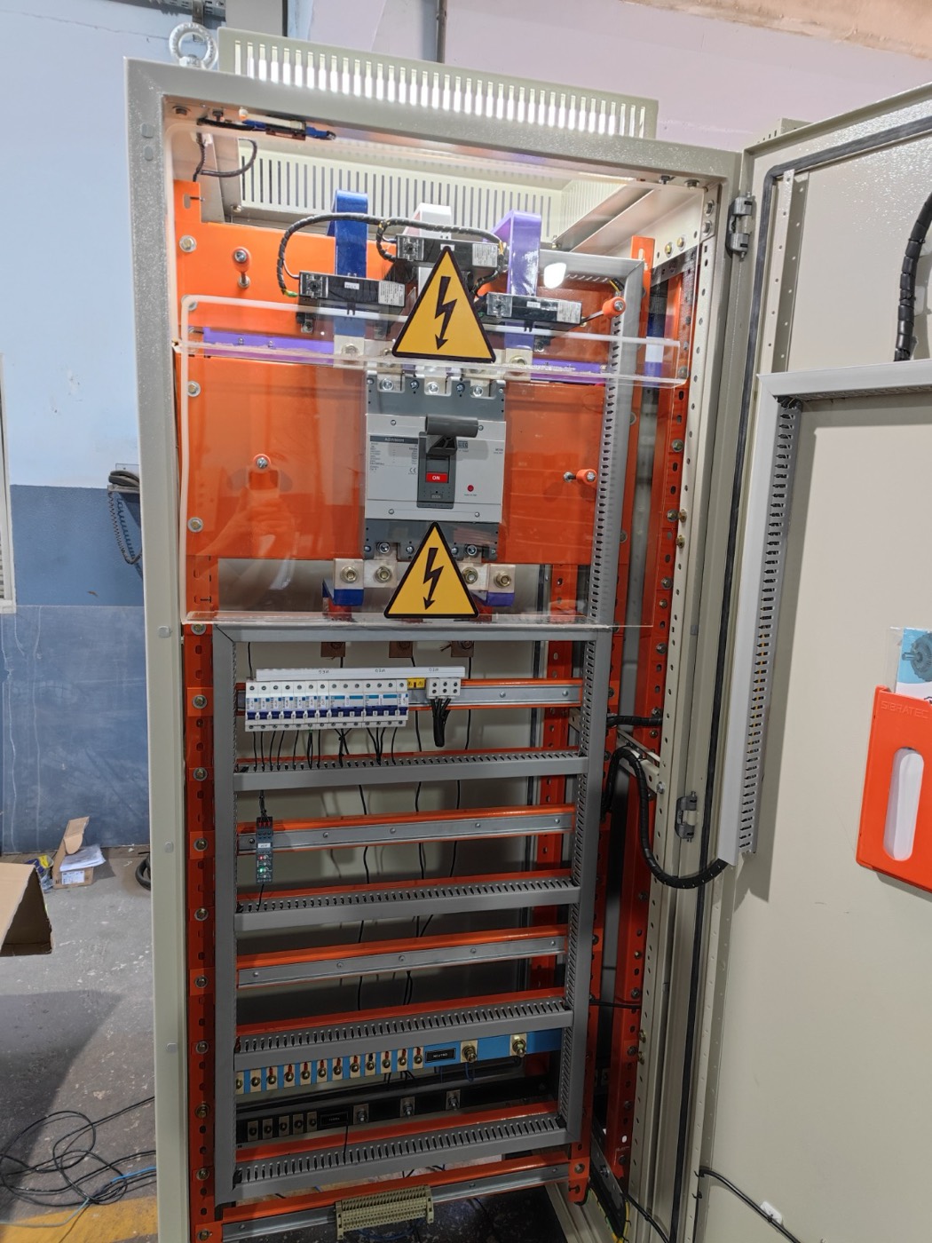 Quadro geral de baixa tensão em montagem pela Elétrica Paraná